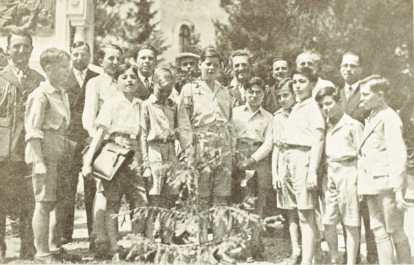 “Fig. 1. Măria Sa cu colegii de clasă, la Mânăstirea Dealului (iunie 1934).”