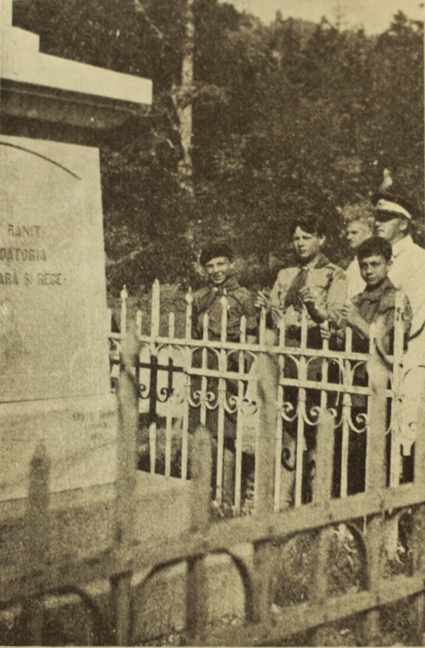 (p.92) [Fig.38] Lângă monumentul eroului General Dragalina, rănit de moarte în defileul Jiului, aproape de vechea frontieră, în toamna lui 1916.