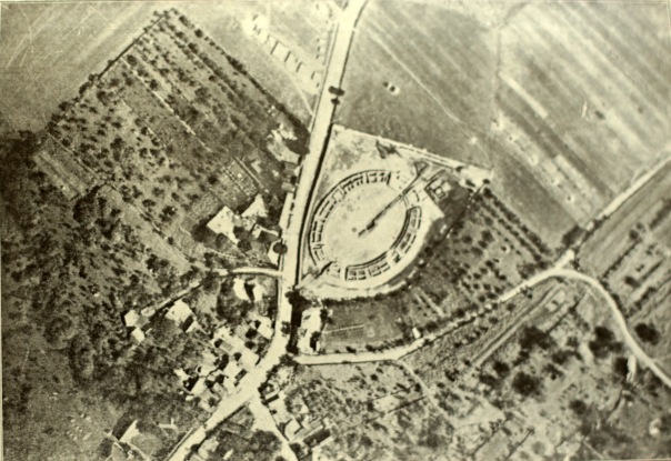 (p.127) [Fig.53] Vedere din avion asupra satului Grădiştea şi asupra amfiteatrului roman dezgropat.