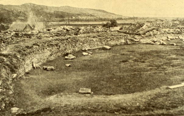 (p.134) [Fig.59] Amfiteatrul: arena cu poarta nordică.