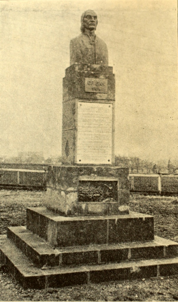 (p.151) [Fig.72] Monumentul lui Crişan, ridicat în Brad, încununat cu bustul precedent.